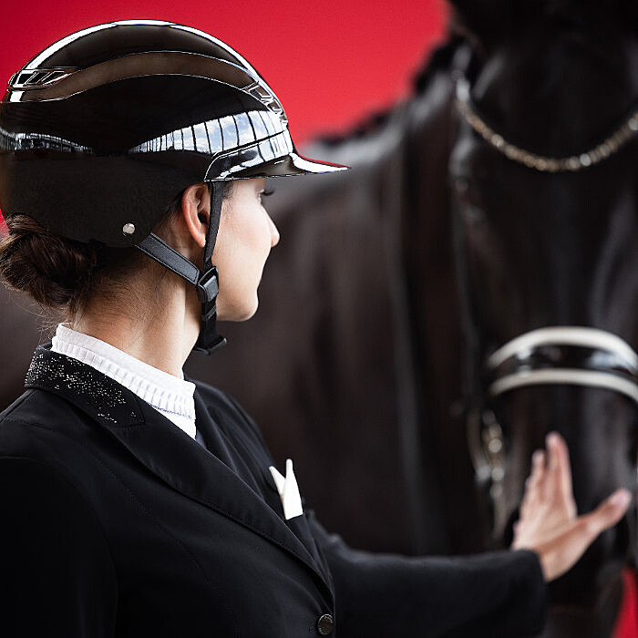  ABUS PIKEUR Reithelm AirLuxe Chrome - langer Schirm 