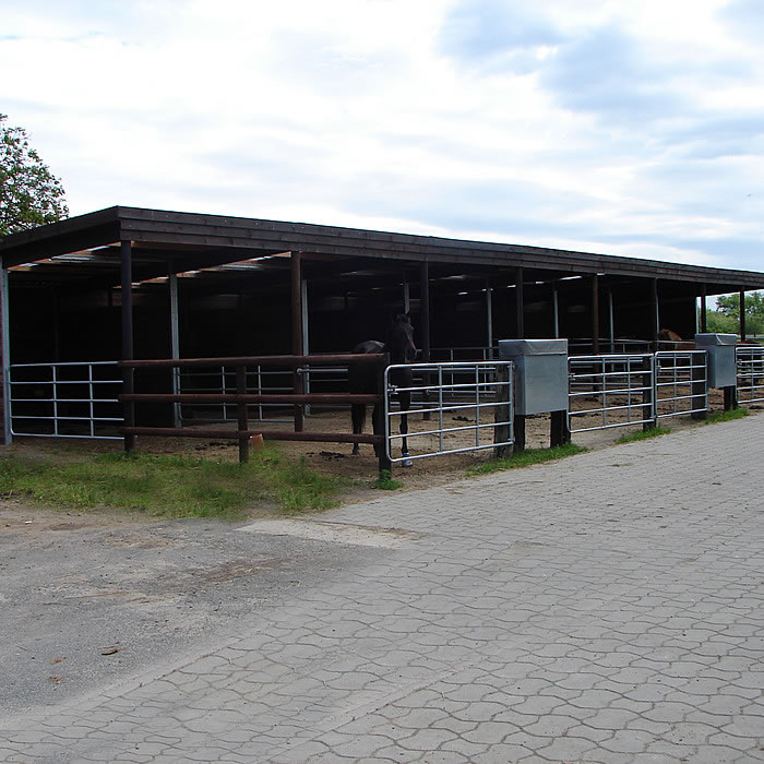 Bildergalerie Stall Offenstall mit Vordach